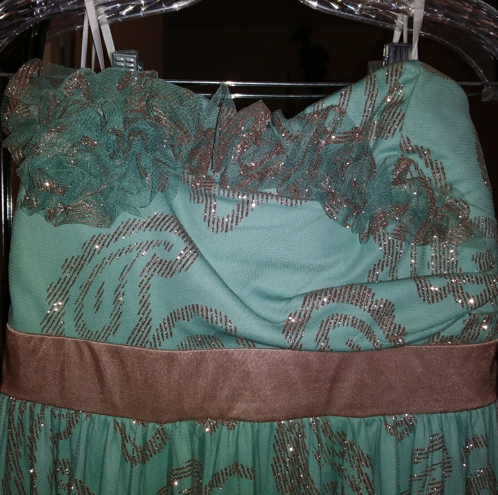Dress - Picture 2 of 6
